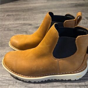 Women’s Tan Chelsea Boots